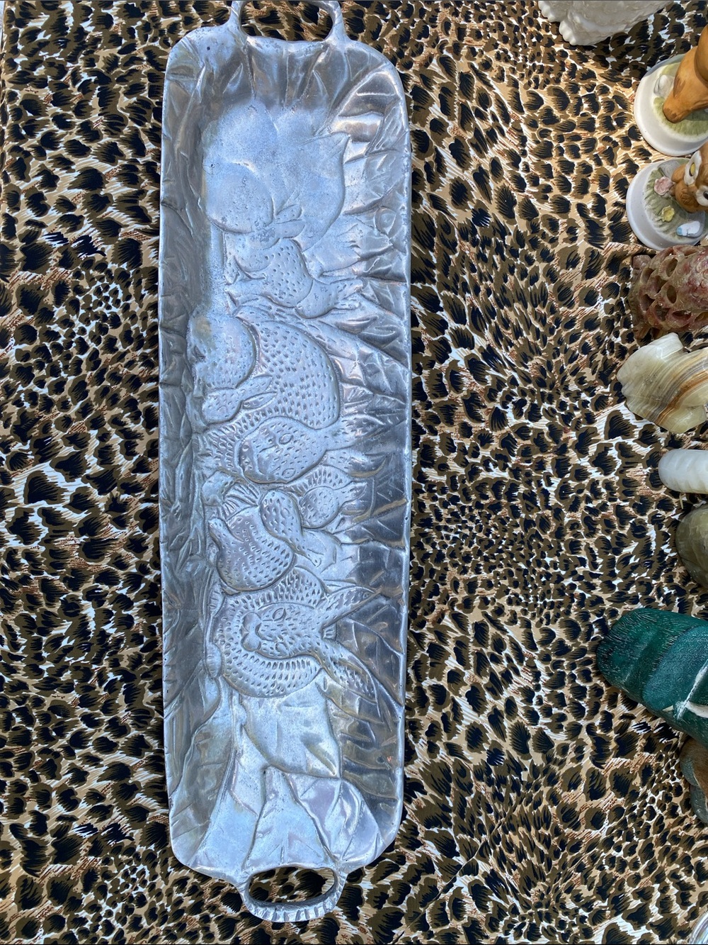 Embossed Rabbit Metal Fruit Tray